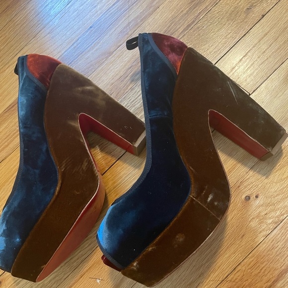 Beautiful velvet platform peep-toe Louboutin. - Picture 10 of 12